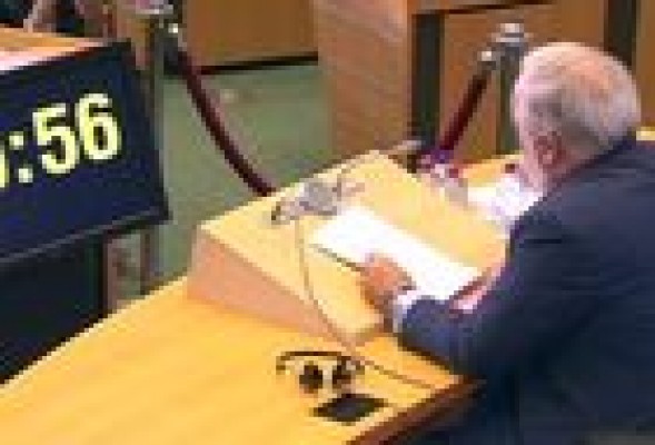Cañete se defiende con dificultades para ser comisario de Clima y Energía