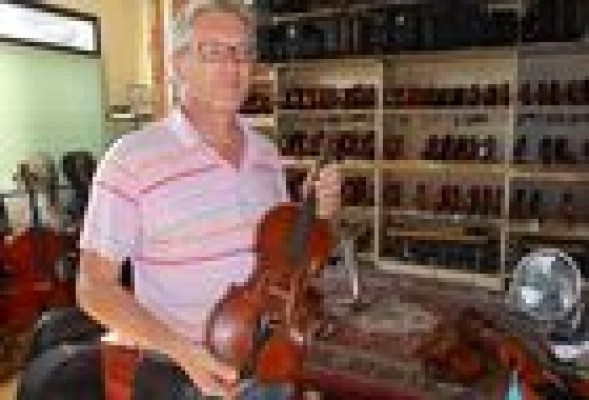Luthiers valencianos, la apuesta más allá de la guitarra ‘made in Spain'