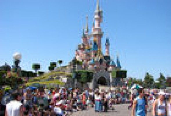 Euro Disney se desploma en bolsa tras pactar una recapitalización de 1.000 millones
