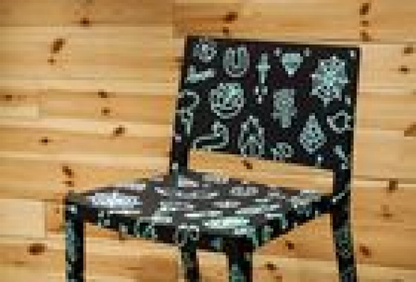 Artistas valencianos reinterpretan las sillas de Kartell en la exposición Kartell Custom Chair