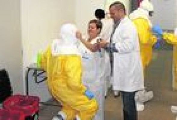 La enfermera infectada de ébola reconoce que pudo tocarse la cara con uno de los guantes al retirarse el traje
