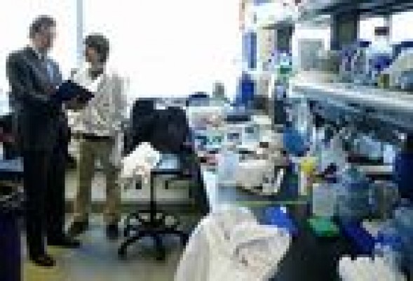 Rajoy visita el Hospital Carlos III, donde se encuentra la infectada de ébola