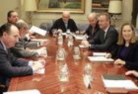 La ministra de Fomento promete a Fabra y a los empresarios el AVE regional para 2015