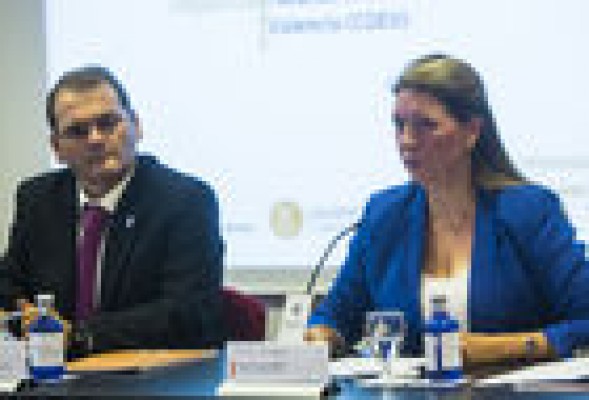 Profesionales y académicos en el I Foro de Economía y Empresa
