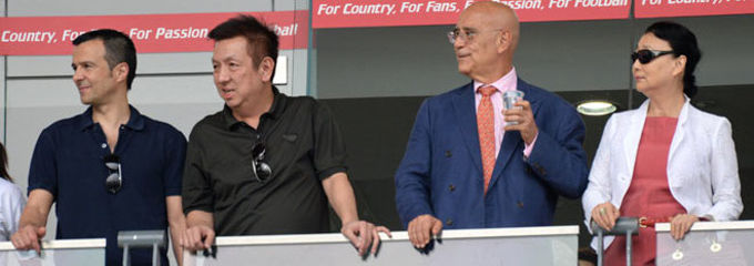 Lim, junto a Mendes y Kenyon presenciando un partido de fútbol en Singapur - 