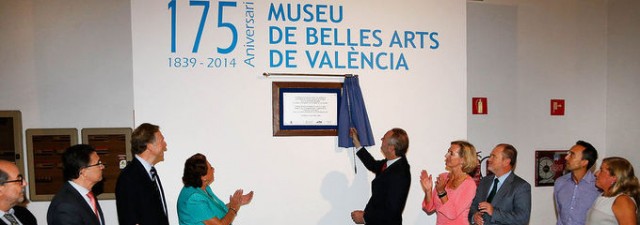Fabra celebra los 175 años del San Pío V con una placa sobre una pared de pladur