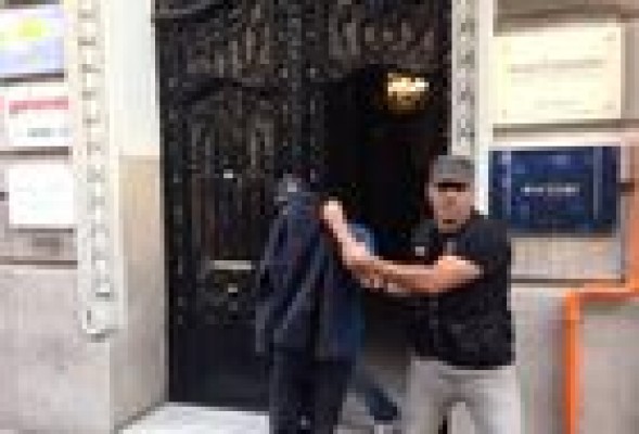 La Guardia Civil se lleva a una persona de la sede que registra en Valencia