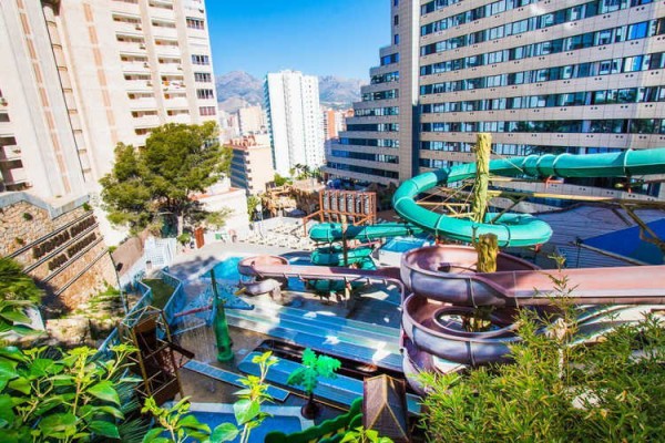 Prisión para cuatro turistas británicos por una denuncia falsa contra un hotel de Benidorm