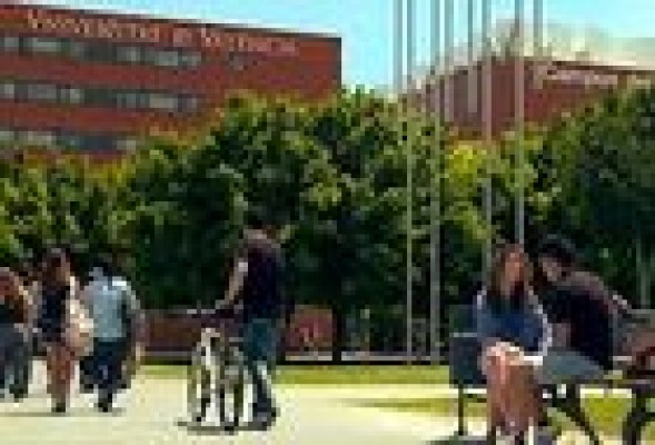 La Universitat de València habilita motos eléctricas y bicicletas para el alumnado