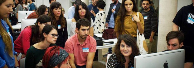 Creadores valencianos exponen a la crítica su trabajo en Las Naves