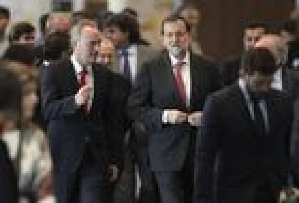 Rajoy se muestra dispuesto a reformar la Constitución pero ve insuficiente un pacto PP-PSOE
