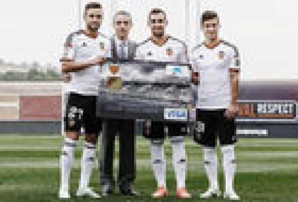 CaixaBank lanza la Visa VCF, la tarjeta financiera oficial del club