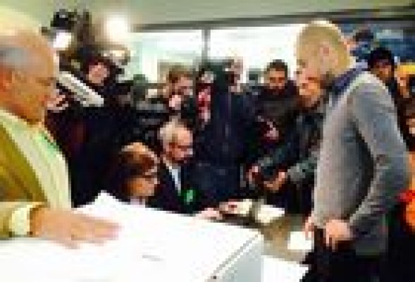 Miles de personas participan en la consulta soberanista de Catalunya pese a no tener carácter vinculante