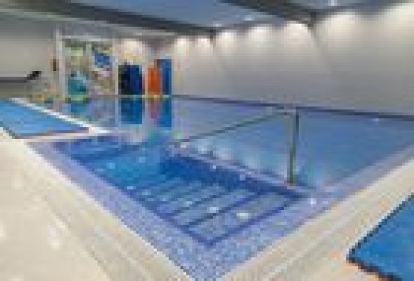 Abren una piscina educativa en Valencia que permite nadar entre colores y escuchar a Mozart bajo el agua