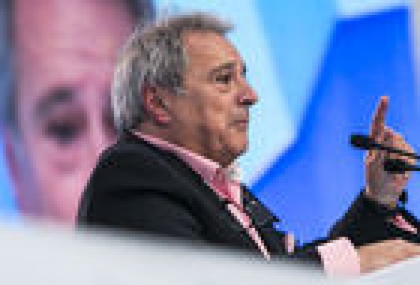 Alfonso Rus blinda con una 'cláusula mordaza' el contrato de su televisión