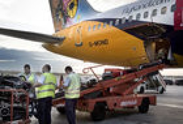Doce empresas pujan por el handling en los 19 mayores aeropuertos de Aena