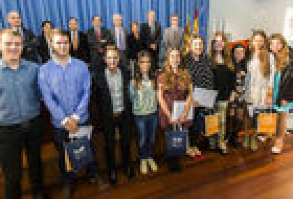 Diez alumnos de colegios públicos y religiosos reciben los premios de la<br />XII edición local de la Olimpiada de Economía