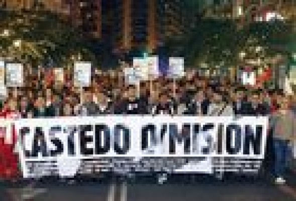 50 colectivos salen a la calle en Alicante para pedir la dimisión de Castedo