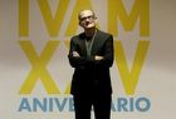 Concentración cívica frente al IVAM en apoyo del nuevo director 