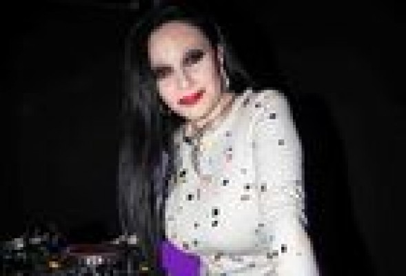 Alaska revive el espíritu de los ochenta en la fiesta de Aristocrazy 