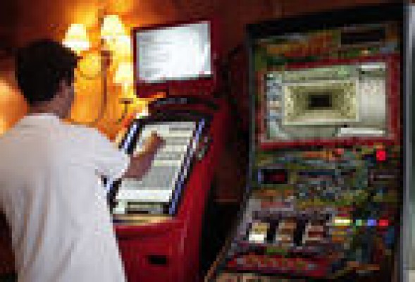 Las máquinas y casas de apuestas ganan la partida al juego tradicional