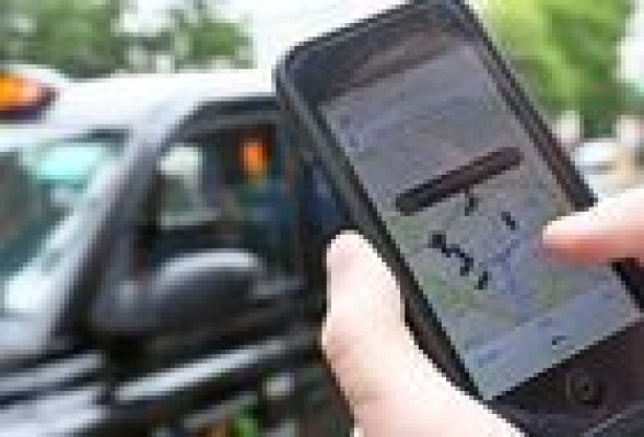 Uber asegura que de momento seguirá dando el servicio a pesar de la prohibición de un juzgado