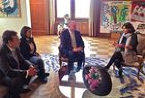 El candidato socialista Joan Calabuig se reúne con la alcaldesa de París y la invita a las Fallas