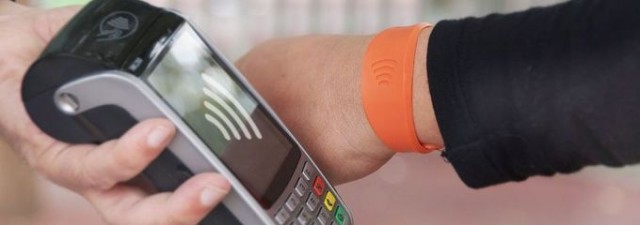 CaixaBank lanza la 'Visa contactless': una pulsera que permite hacer compras 