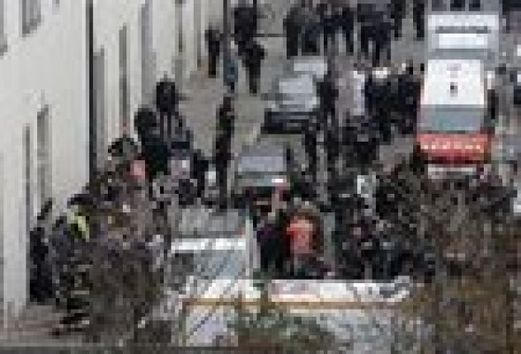 Los dos sospechosos del atentado de Charlie Hebdo, localizados al noreste de París fuertemente armados