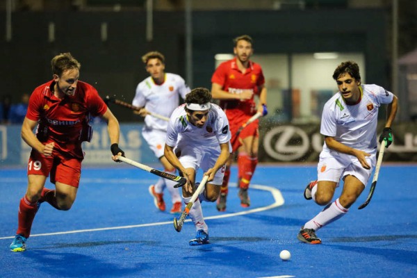 España vence a Inglaterra por 2-1 y acaba líder en la primera fase