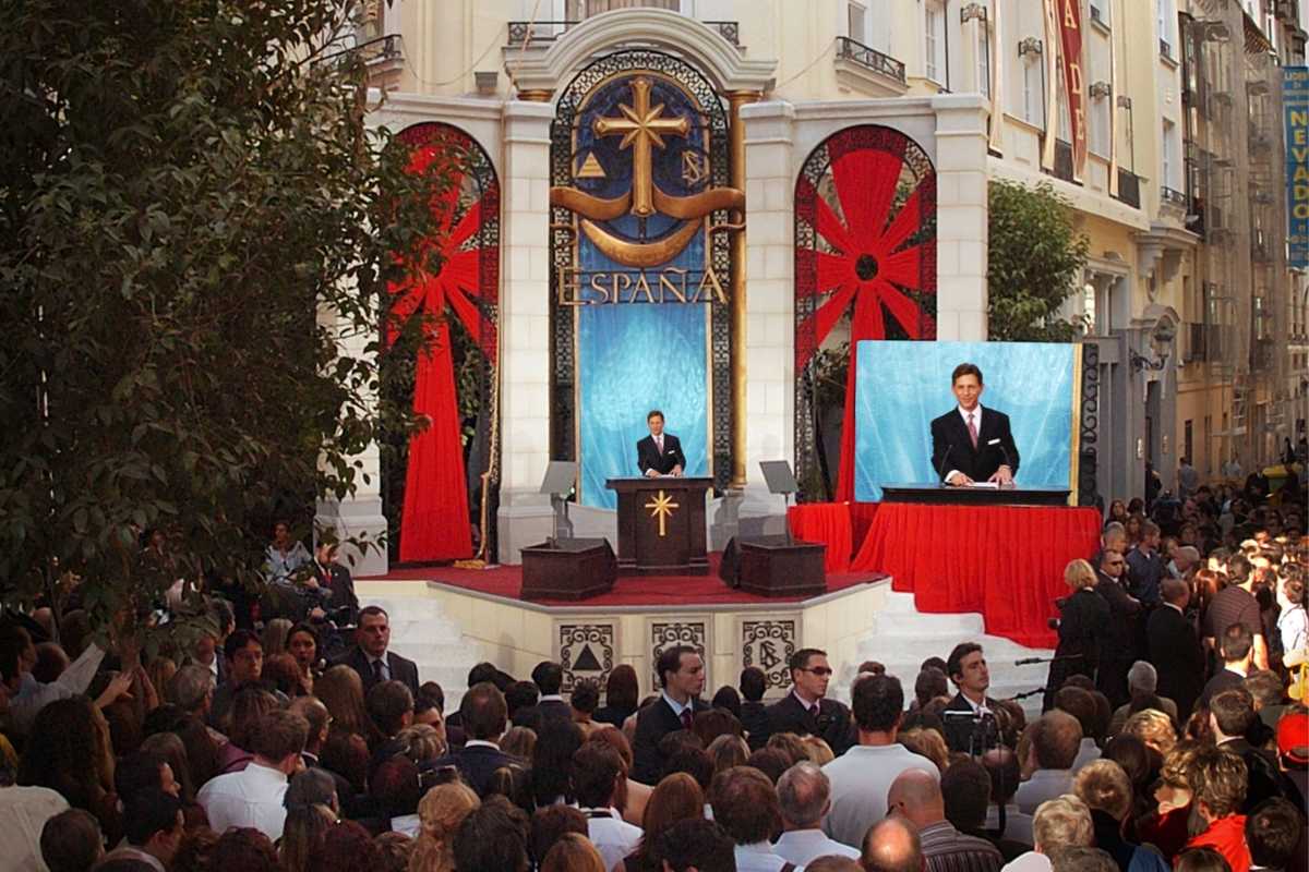 El líder de la Cienciología, David Miscavige, en la inauguración de su sede en Madrid en 2004 - 