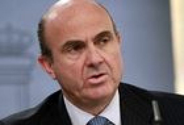 De Guindos dice que la evolución económica permitirá bajar impuestos