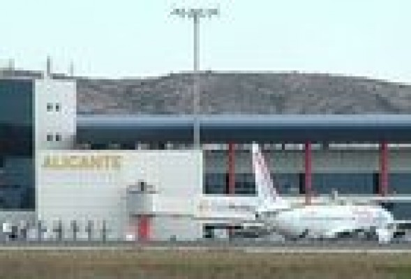 El aeropuerto de l'Altet supera los diez millones de pasajeros