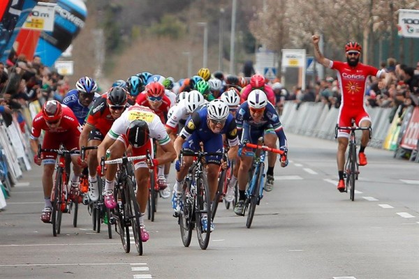 Bouhanni vuelve a divertirse al esprint antes de la batalla pirenaica
