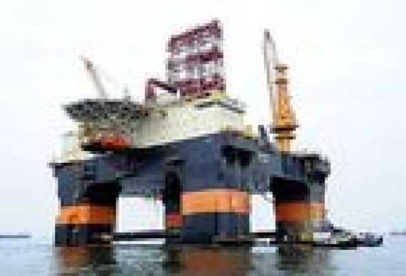 La caída del crudo eleva el margen obtenido en el refino de Repsol