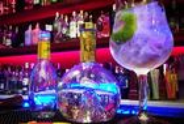 Un bar de Valencia se sumerge en los Guinness con su medio millar de ginebras