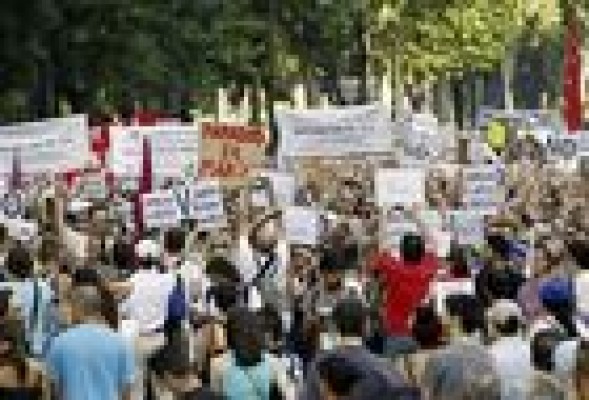 El paro bajó en 98.900 personas en 2014 y la tasa se sitúa en el 23,48%