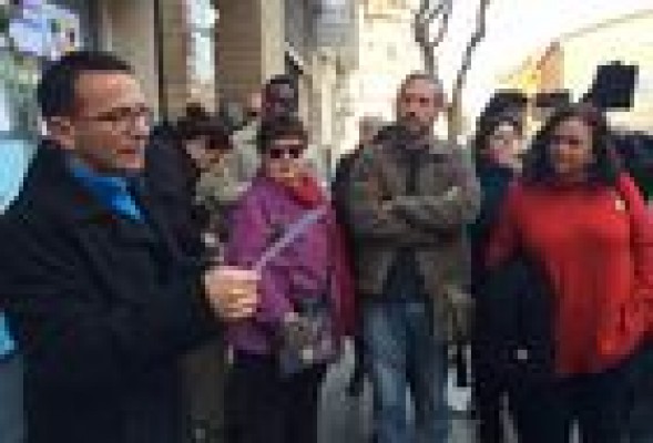 Vecinos de Orriols se concentran tras la aparición de carteles islamófobos