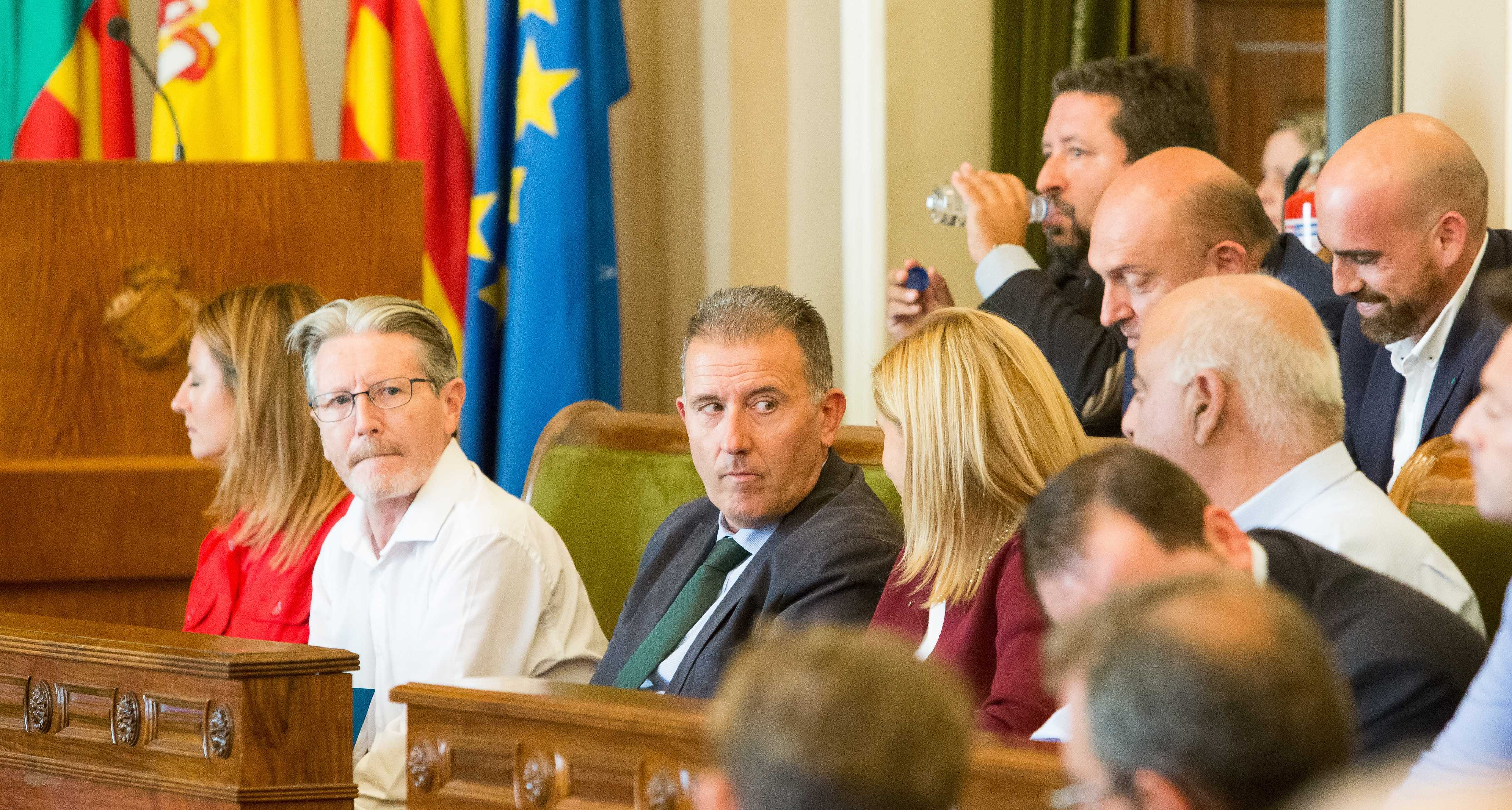 Filas populares durante un pleno municipal en Castellón. - 