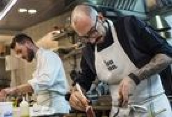 El chef de 'Aponiente' Luis Callealta, capitanea la cocina de Al Tun Tun estos días