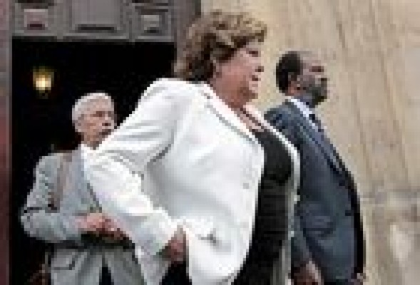 Milagrosa Martínez desoye a Fabra: 