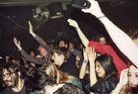 La escena musical 'underground' valenciana se autorretrata en Las Naves en 'Wasted youth'
