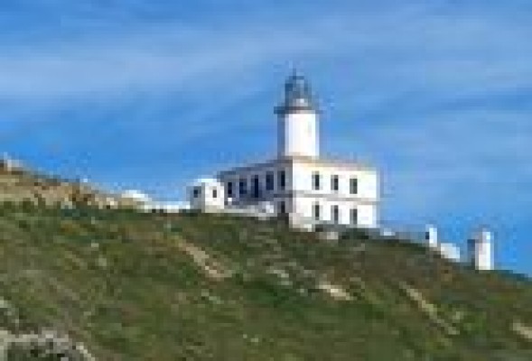 Puertos tramita dos proyectos para dar uso hotelero a faros en Alicante
