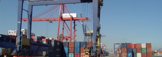 Los estibadores convocan dos días de paro en el puerto de Valencia pero seguirán negociando el lunes