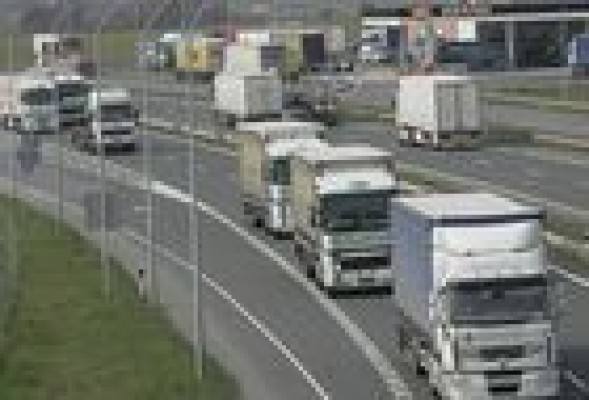 Fomento pactará con los transportistas el desvío de camiones a las autopistas 