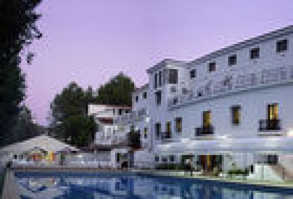 El vía crucis de 55 empleados del Balneario de Chulilla por su despido