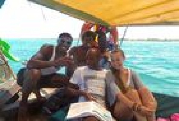 <em>La vuelta a Zanzíbar en un dhow</em>