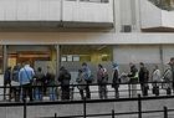 El Gobierno amplía seis meses las ayudas de 400 euros para parados de larga duración sin prestación
