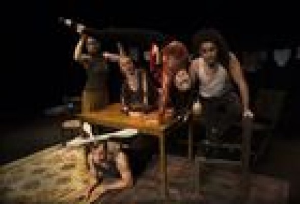 'La familia Romanesku' reivindica en el Escalante el papel del circo con acrobacias y equilibrismo