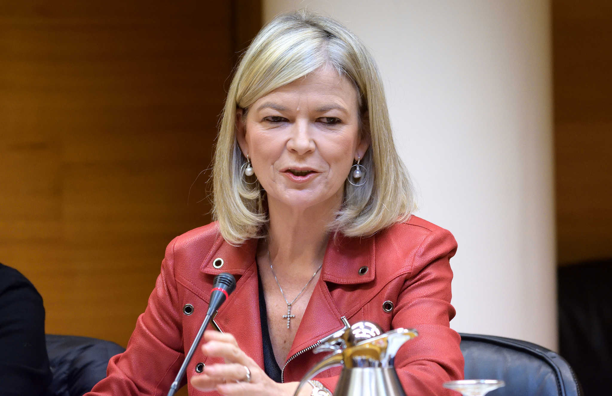 Bravo admite la lentitud de los concursos y ofrece la dirección general 